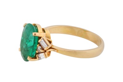 Lot 104 - An emerald and diamond ring