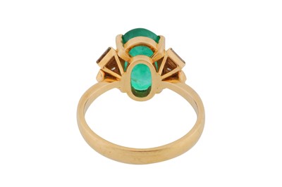 Lot 104 - An emerald and diamond ring