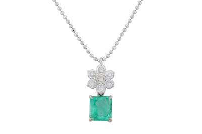 Lot 103 - An emerald and diamond pendant necklace