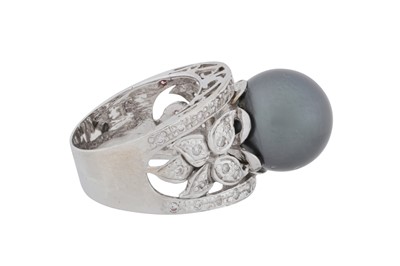 Lot 176 - A cultured pearl and diamond ring