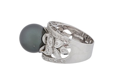 Lot 176 - A cultured pearl and diamond ring