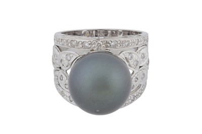 Lot 176 - A cultured pearl and diamond ring