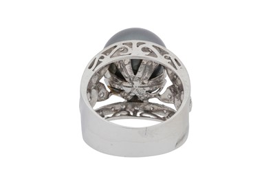 Lot 176 - A cultured pearl and diamond ring