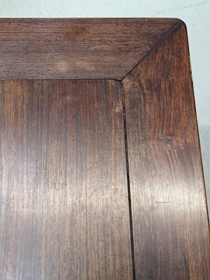 Lot 371 - Chinese Hong hardwood 'Kang' table 十九或二十世紀 紅木炕桌