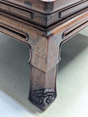 Lot 371 - Chinese Hong hardwood 'Kang' table 十九或二十世紀 紅木炕桌