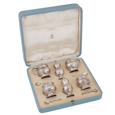 Lot 565 - A cased George VI sterling silver cruet set, Birmingham 1941 by Adie Brothers
