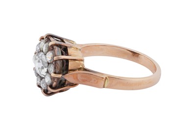 Lot 3 - A diamond cluster ring