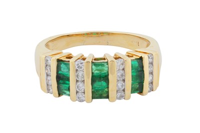 Lot 93 - An emerald and diamond ring