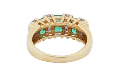 Lot 93 - An emerald and diamond ring