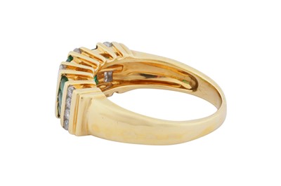 Lot 93 - An emerald and diamond ring