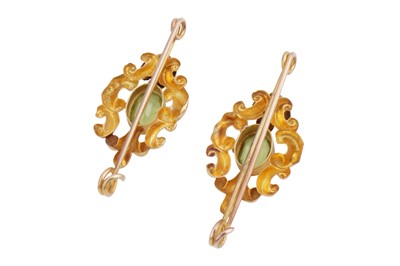 Lot 99 - A peridot necklace and brooches suite
