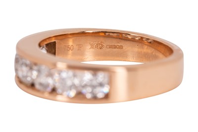 Lot 279 - A SEVEN-STONE DIAMOND RING