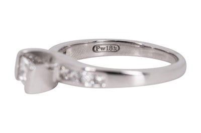 Lot 283 - A PRINCESS-CUT DIAMOND RING