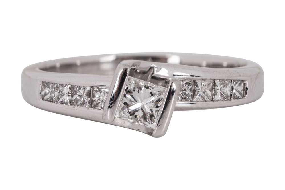 Lot 283 - A PRINCESS-CUT DIAMOND RING