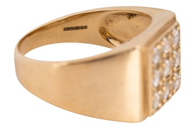 Lot 268 - A MEN'S DIAMOND RING