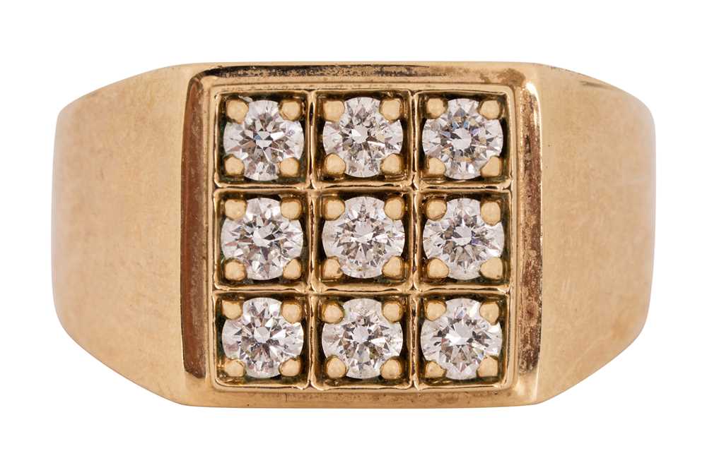 Lot 268 - A MEN'S DIAMOND RING