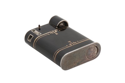 Lot 72 - An early 20th century French Art Deco 950 standard silver gilt and lacquer lighter, Paris circa 1920, retailed by Cartier