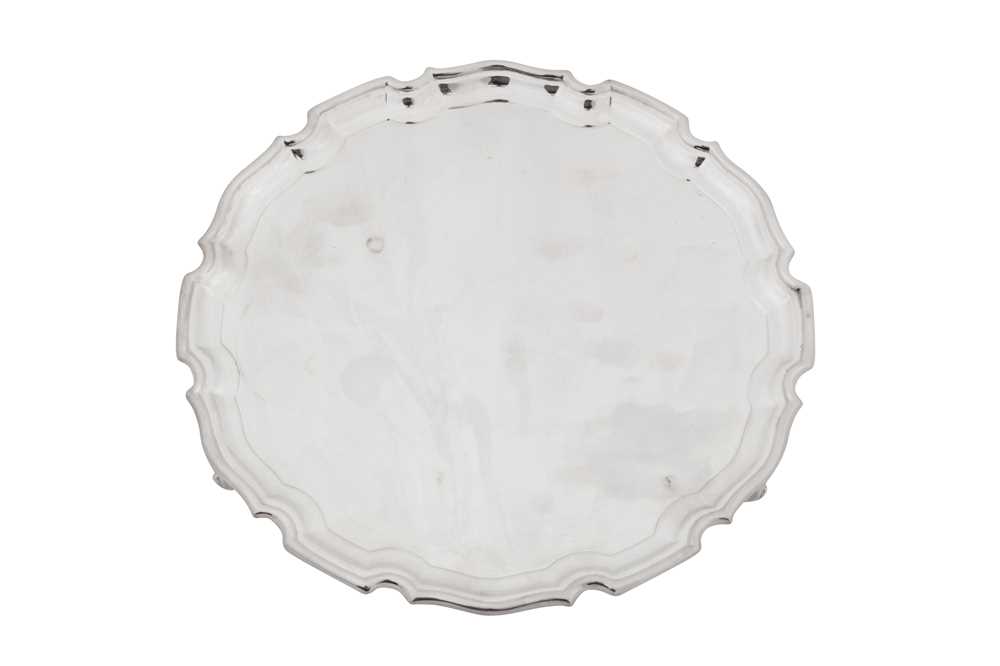 Lot 581 - An Elizabeth II sterling silver salver, Sheffield 1992 by C J Vander