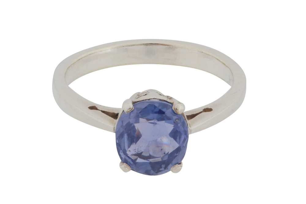 Lot 66 - A colour change sapphire single stone ring