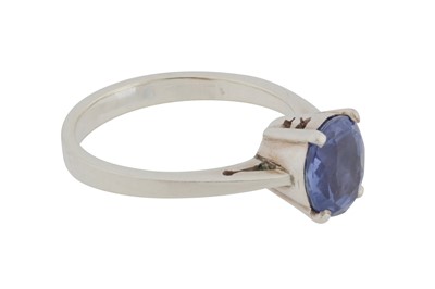 Lot 66 - A colour change sapphire single stone ring