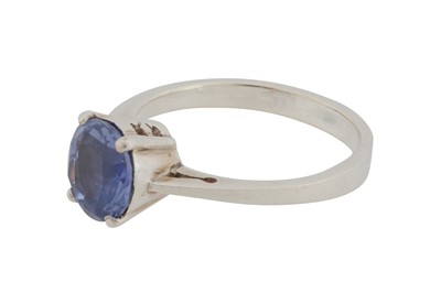 Lot 66 - A colour change sapphire single stone ring