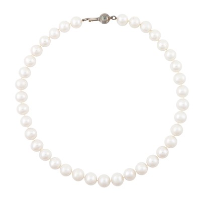 Lot 24 - A single strand pearl necklace