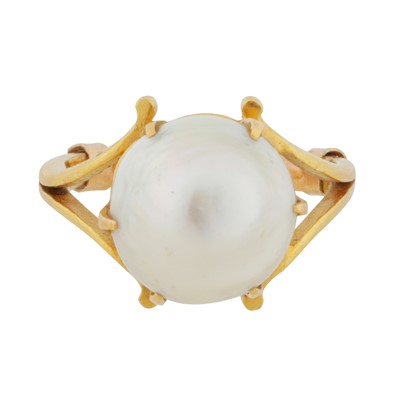 Lot 3 - A mabé pearl single stone ring