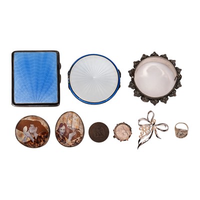 Lot 275 - A collection of jewellery and desk findings