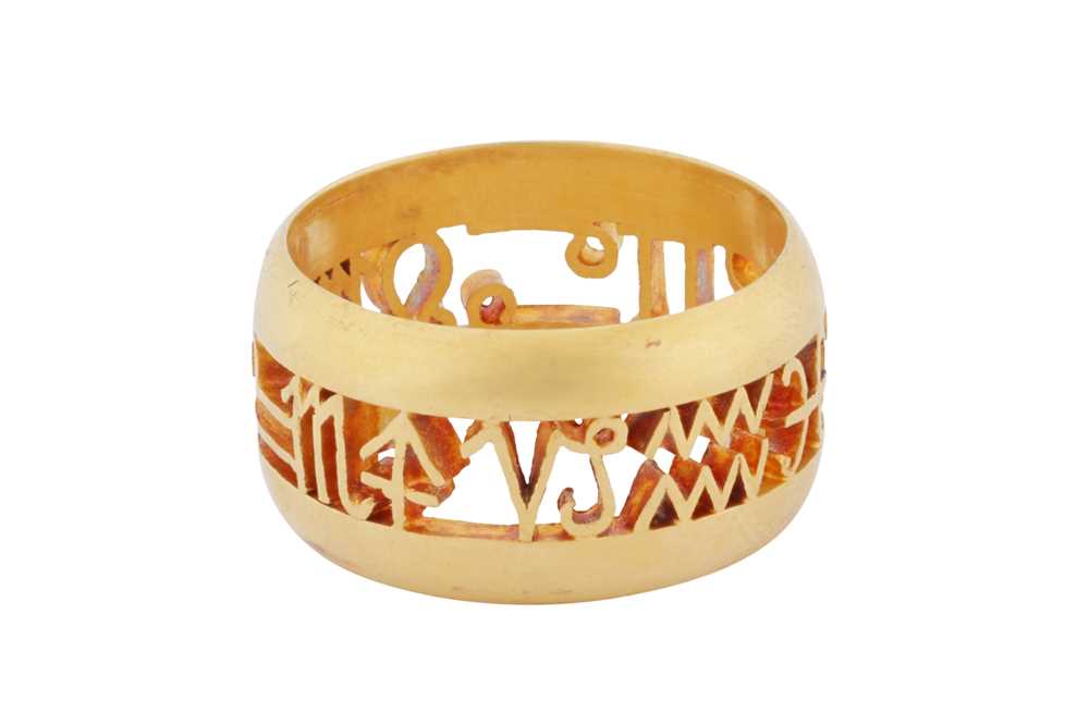 Lot 11 - A zodiac ring