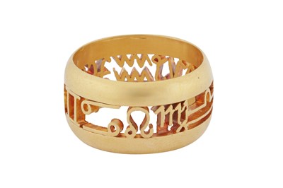 Lot 11 - A zodiac ring