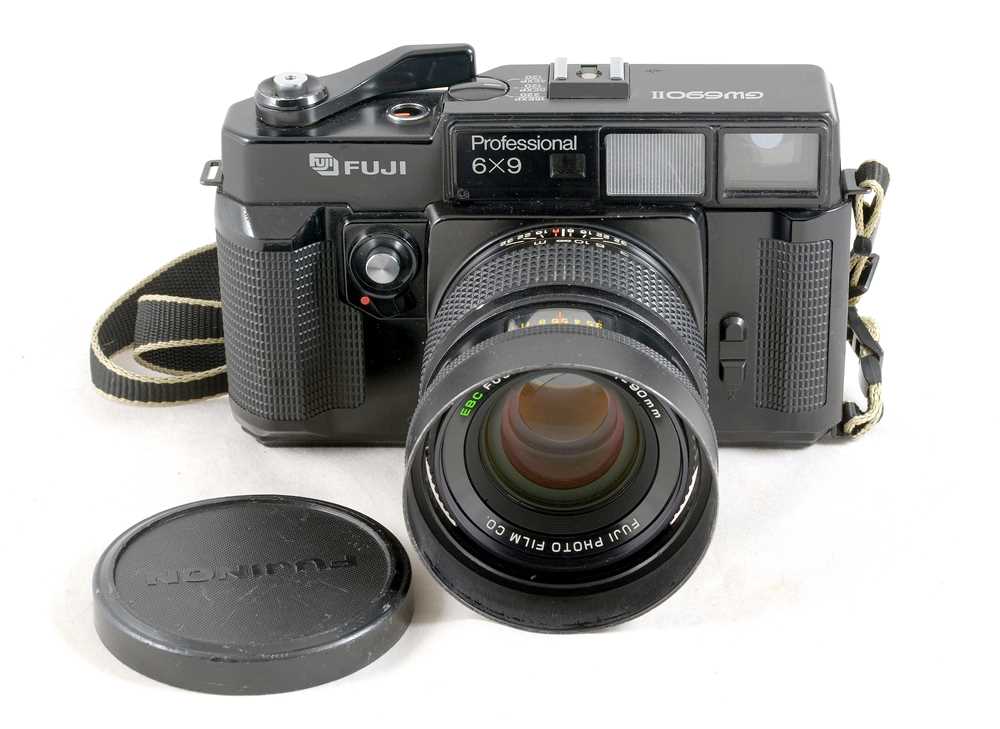 Lot 313 - Fuji GW690II 6x9 Professional 120/220 Rangefinder Camera.