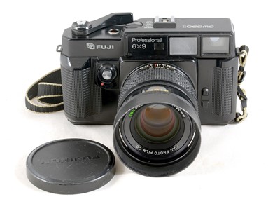 Lot 313 - Fuji GW690II 6x9 Professional 120/220 Rangefinder Camera.