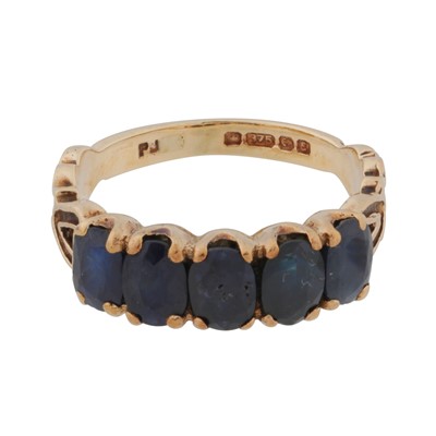 Lot 83 - A sapphire five stone ring