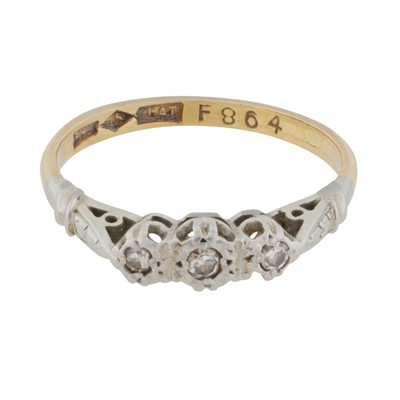 Lot 284 - A diamond three stone ring