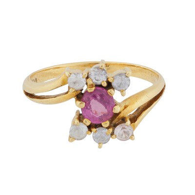 Lot 155 - A sapphire cross over ring