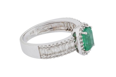 Lot 96 - An emerald and diamond ring
