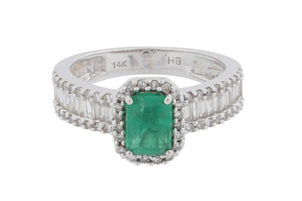 Lot 96 - An emerald and diamond ring