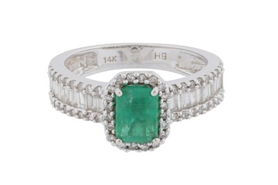 Lot 96 - An emerald and diamond ring