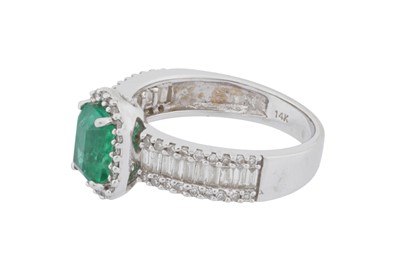 Lot 96 - An emerald and diamond ring