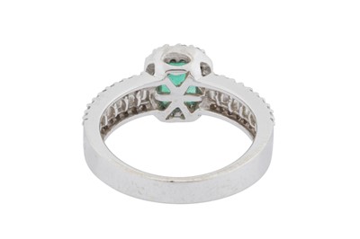 Lot 96 - An emerald and diamond ring