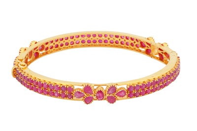 Lot 126 - A ruby bangle