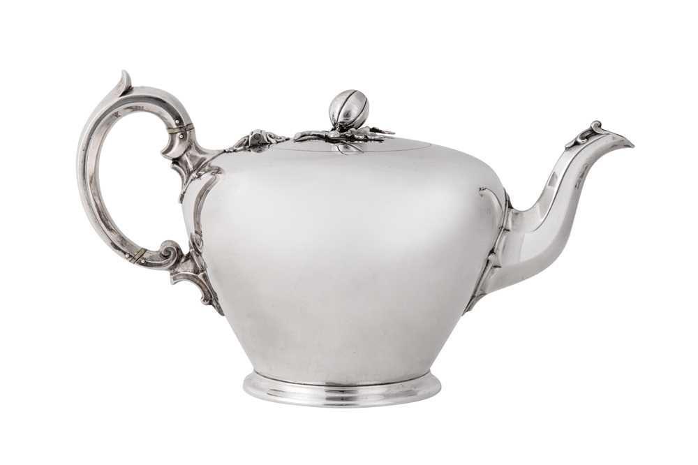 Lot 418 - A Victorian sterling silver teapot, London 1846 by Edward, Edward junior, John and William Barnard