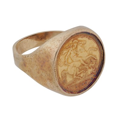 Lot 203 - A half sovereign ring