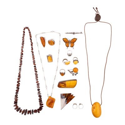 Lot 291 - A collection of silver and amber jewellery