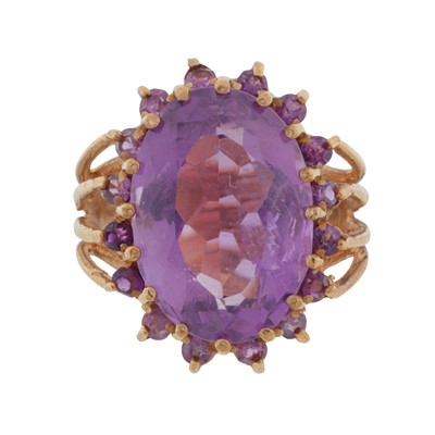 Lot 150 - An amethyst dress ring