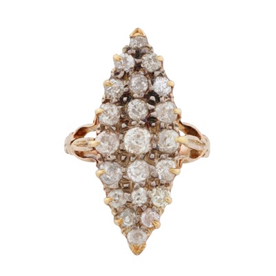 Lot 186 - A diamond lozenge ring