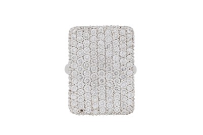 Lot 237 - A diamond dress ring
