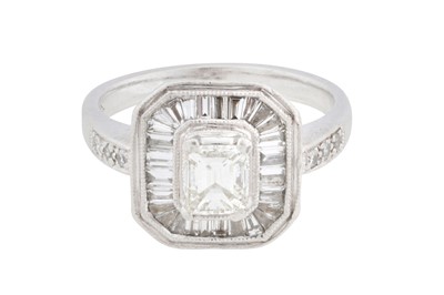 Lot 229 - A diamond dress ring