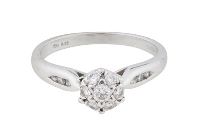 Lot 194 - A diamond cluster ring