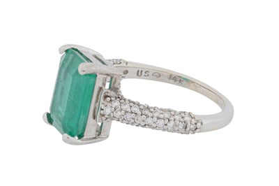Lot 105 - An emerald and diamond ring